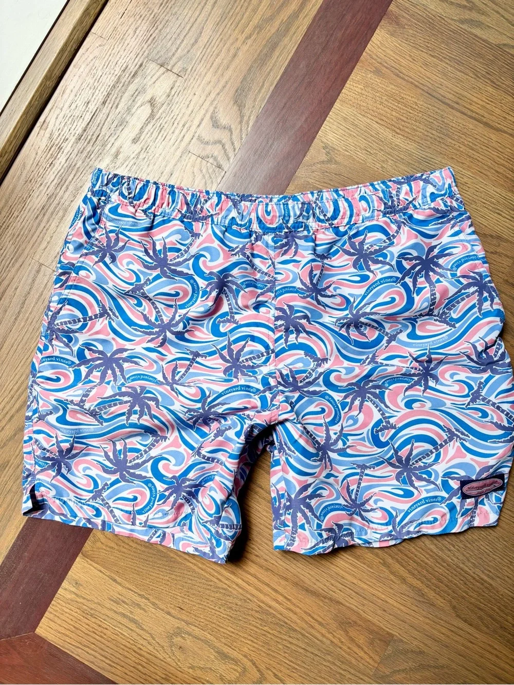 Vineyard Vines Men’s Swim Trunks Pink Blue Palm Tree Print Size Large Beach